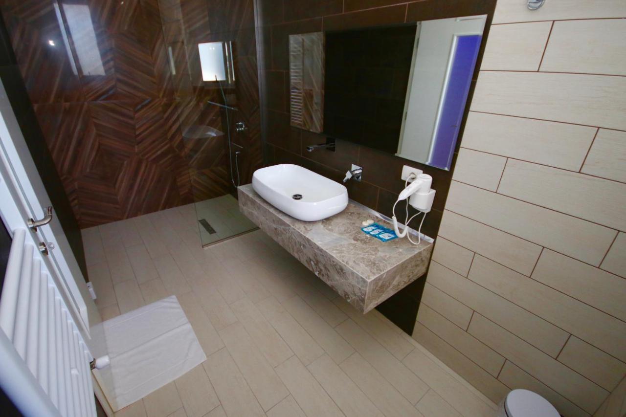 Eljos Hotel Fushe-Kruje Ngoại thất bức ảnh